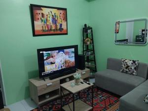 TV a/nebo společenská místnost v ubytování Cozy Condo in Downtown Naga