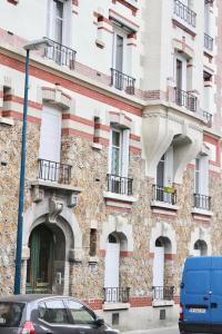 ein blauer Lieferwagen, der vor einem Gebäude geparkt ist in der Unterkunft Near Paris, charming quiet sunny 2 rooms in Pantin