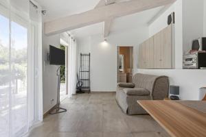 Μια τηλεόραση ή/και κέντρο ψυχαγωγίας στο Studio Les Cyclamens- Les Oliviers