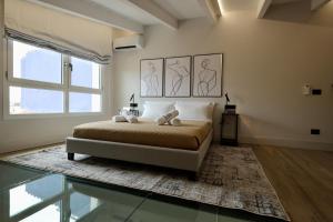Ένα ή περισσότερα κρεβάτια σε δωμάτιο στο Luxurious Garibaldi Penthouse - Big Terrace - Great view - Renovated - Historical Centre