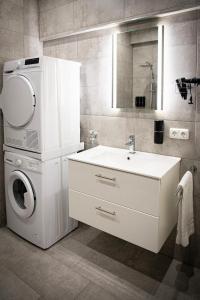 Ένα μπάνιο στο HANNIBAL - Design Apartment Orchidee 5, VW Nähe, Parkplatz, Küche, HighSpeed-WLAN, Fitness, Solarium +16 φωτογραφίες