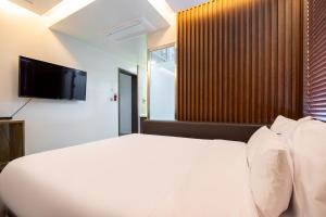 Suncheon Hound Hotel Suncheon Station Branch的电视和/或娱乐中心