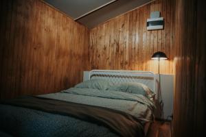 Ένα ή περισσότερα κρεβάτια σε δωμάτιο στο Forest Cabin - 50min od Warszawy