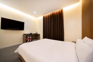 Suncheon Hound Hotel Suncheon Station Branch客房内的一张或多张床位