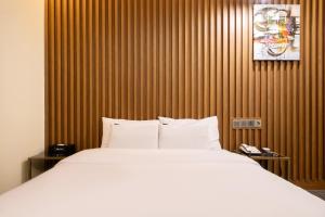 Suncheon Hound Hotel Suncheon Station Branch客房内的一张或多张床位