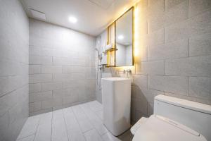 Suncheon Hound Hotel Suncheon Station Branch的一间浴室