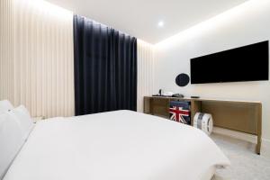 Suncheon Hound Hotel Suncheon Station Branch客房内的一张或多张床位