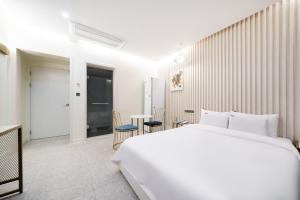 Postel nebo postele na pokoji v ubytování Suncheon Hound Hotel Suncheon Station Branch