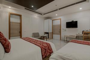 Postel nebo postele na pokoji v ubytování Iris Park Hotel New Delhi