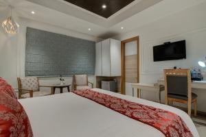 Postel nebo postele na pokoji v ubytování Iris Park Hotel New Delhi