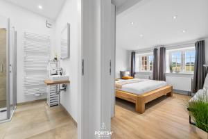 ein Schlafzimmer mit einem Bett und einem Schreibtisch in der Unterkunft Ferienhaus Loft an der Ostsee Glücksburg in Glücksburg + 31 Fotos