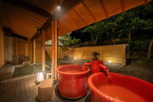 MogamiKansyokan的露台上有两个红色浴缸，还配有消防栓