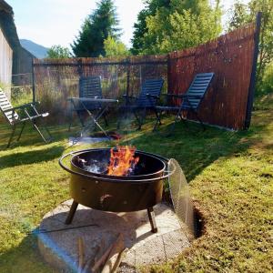 un barbecue con camino in cortile di Apartmán 61 a Bajerovce