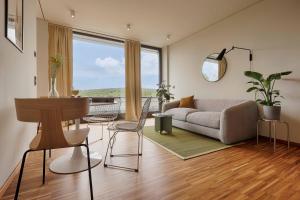 Posezení v ubytování homie stay Architektenapartments im Grünen mit Blick auf die Würzburger Innenstadt