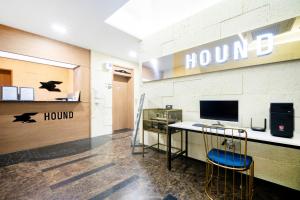 Suncheon Hound Hotel Suncheon Station Branch的电视和/或娱乐中心