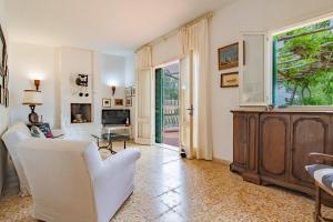 uma sala de estar com um sofá branco e uma mesa em Tenuta Bussadori - Casa Del Maresciallo em Poggio