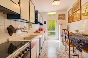 uma cozinha com pia e bancada em Tenuta Bussadori - Casa Del Maresciallo em Poggio