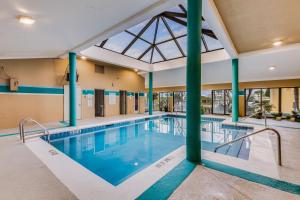 ein Schwimmbad in einem Gebäude mit einem großen Fenster in der Unterkunft Romar Place Condos in Orange Beach