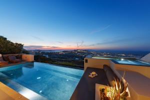 Bazén v ubytování North Santorini - A Luxury Spa Hotel nebo v jeho okolí