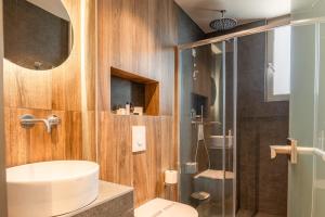 Ein Badezimmer in der Unterkunft Wellnest Hotel