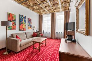 TV a/nebo společenská místnost v ubytování KING's Hotel First