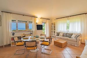 a living room with a table and a couch at Tenuta Bussadori - Casa Del Timoniere in Poggio