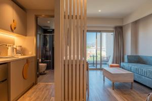 Ein Sitzbereich in der Unterkunft Wellnest Hotel
