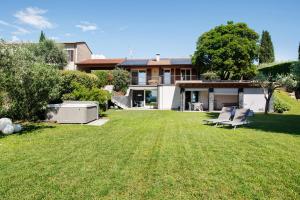 a yard with chairs and a house at Villa con vista mozzafiato sul Lago in Bardolino