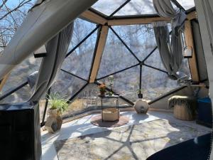 SydkosterDome Sonny的客房设有带桌子的大型玻璃窗