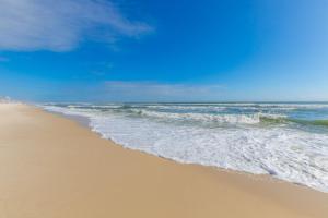 ein Strand mit dem Meer und der Küste in der Unterkunft Romar Place Condos in Orange Beach + 69 Fotos