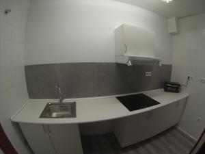 una cocina con fregadero y encimera en Habitación doble Puerta de Almenara - Alquiler de temporada, en Puerto Sagunto 1 foto más