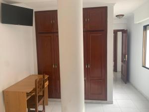 Un comedor con mesa y armarios de madera. en Habitación doble Puerta de Almenara - Alquiler de temporada, en Puerto Sagunto