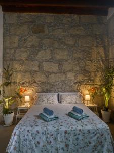 a bedroom with a bed with two towels on it at Casa emblemática La Guazadera in Güimar