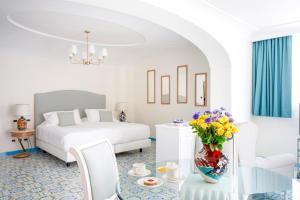 Łóżko lub łóżka w pokoju w obiekcie La Reginella Resort & Spa