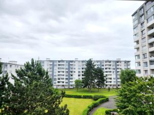 ein Apartmenthaus mit Bäumen und einem Park in der Unterkunft Appartement Spacieux et Rénové in Neuilly-sur-Marne