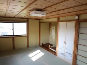 龟冈Kiri no Kōbō Private Lodge with Goemon Bath的一间空房间,设有窗户和天花板