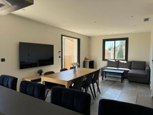una sala de estar con una mesa y un sofá en L'appartement Lavande, en Le Lavandou