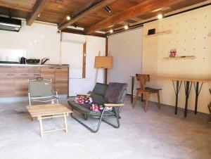 Kiri no Kōbō Private Lodge with Goemon Bath的休息区