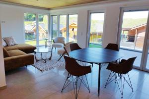 Posezení v ubytování Apprimus Ferienwohnungen - Waldsee Rieden Panoramaterrasse 8 EG