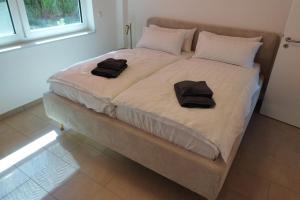 Postel nebo postele na pokoji v ubytování Apprimus Ferienwohnungen - Waldsee Rieden Panoramaterrasse 8 EG