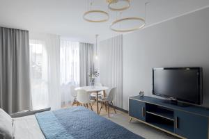 Televízia a/alebo spoločenská miestnosť v ubytovaní Apartament nad morzem