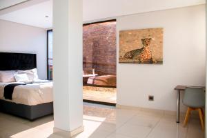 ウィントフークにあるUrban Guest House Ausblickの壁にヒョウの絵が描かれた寝室 +105枚の写真