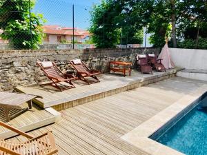 Bazén v ubytovaní Charming 1 bedroom flat, Biarritz center with pool and car park alebo v jeho blízkosti