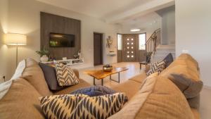 a living room with a couch and a table at Villa Robola in Mavráta