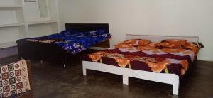 Ένα ή περισσότερα κρεβάτια σε δωμάτιο στο Rashi home stay