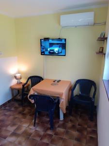 Una televisión o centro de entretenimiento en Mira i Ola Apartman