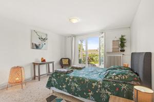 een slaapkamer met een bed en een raam bij Appartement La Marina in Fréjus