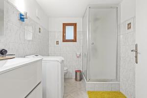 een witte badkamer met douche en toilet bij Appartement La Marina in Fréjus +9 foto's