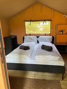 Postel nebo postele na pokoji v ubytování Delta Glamping