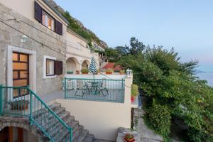 Imagen de la galería de Renovated Old Stone House, en Lokva Rogoznica